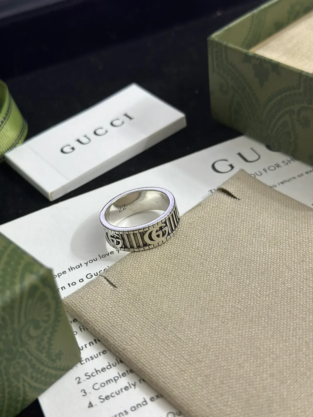 Anillo Gucci Screener Plata Beige Banda Ancha Motivo Interlocking G 9