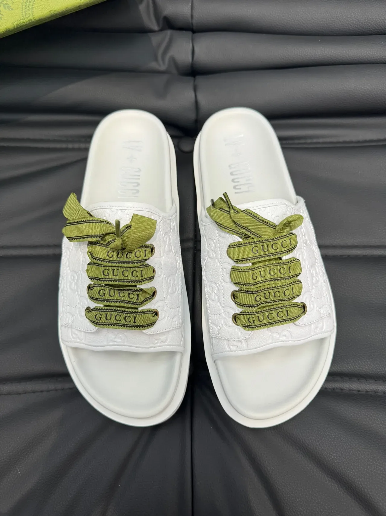 Gucci Screener Chaussons Blancs Verts Embossed GG Monogram Ruban Olive Lacets 2