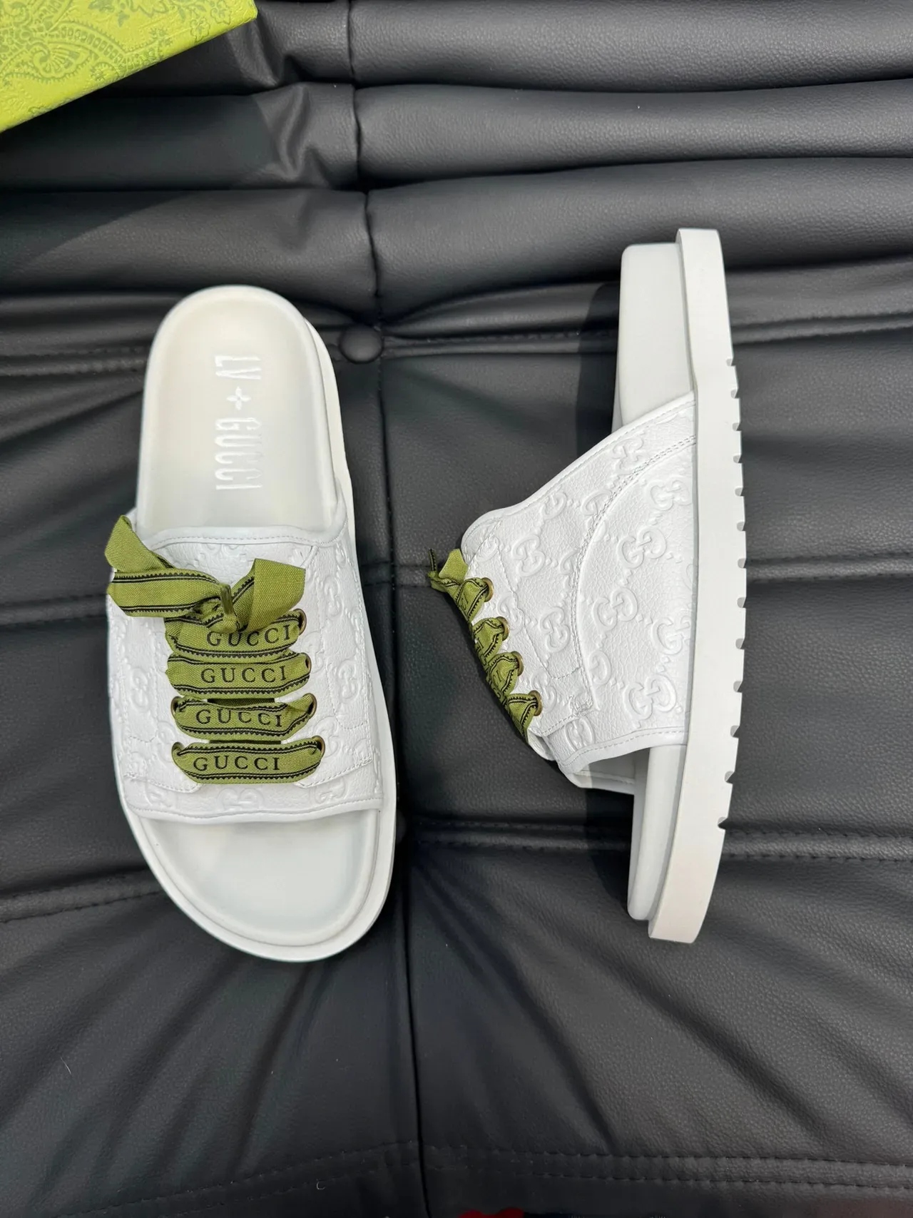 Gucci Screener Chaussons Blancs Verts Embossed GG Monogram Ruban Olive Lacets 3