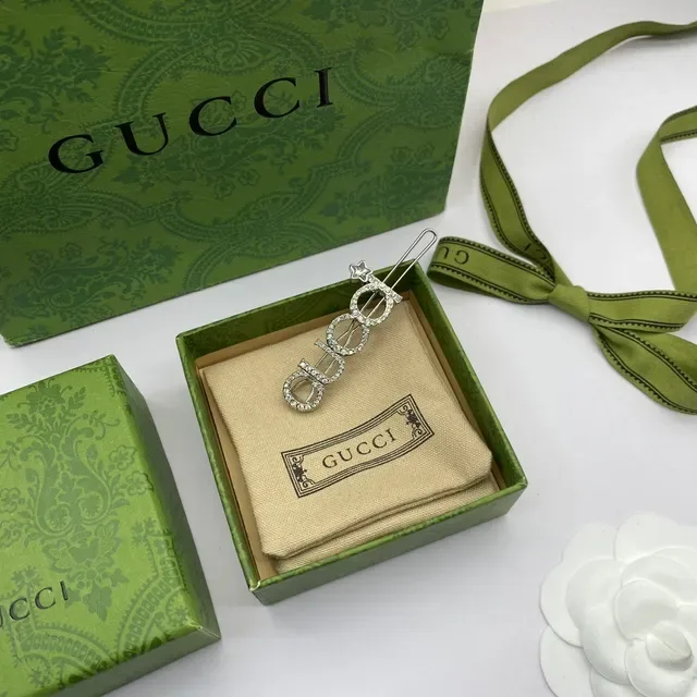 Broche Gucci de plata con cristales incrustados en forma de logo 3