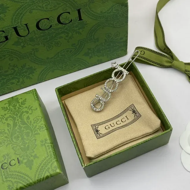 Broche Gucci de plata con cristales incrustados en forma de logo 4
