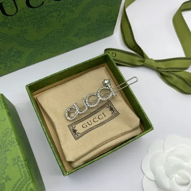 Broche Gucci de plata con cristales incrustados en forma de logo 5