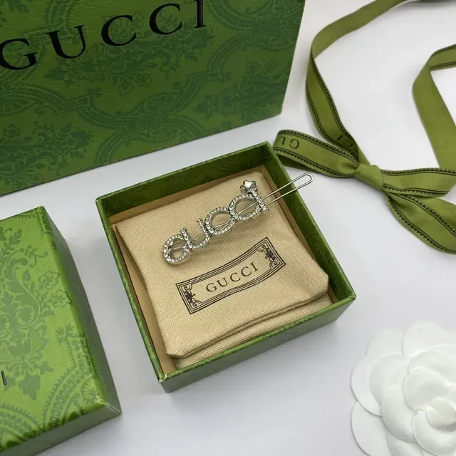 Broche Gucci de plata con cristales incrustados en forma de logo 6