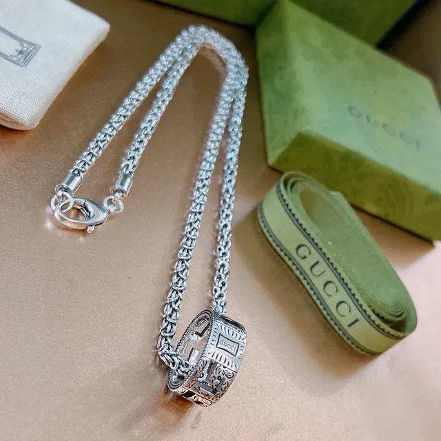 Gucci Silver Green Byzantine-Link Chain Rectangular Engraved Pendant Necklace 2