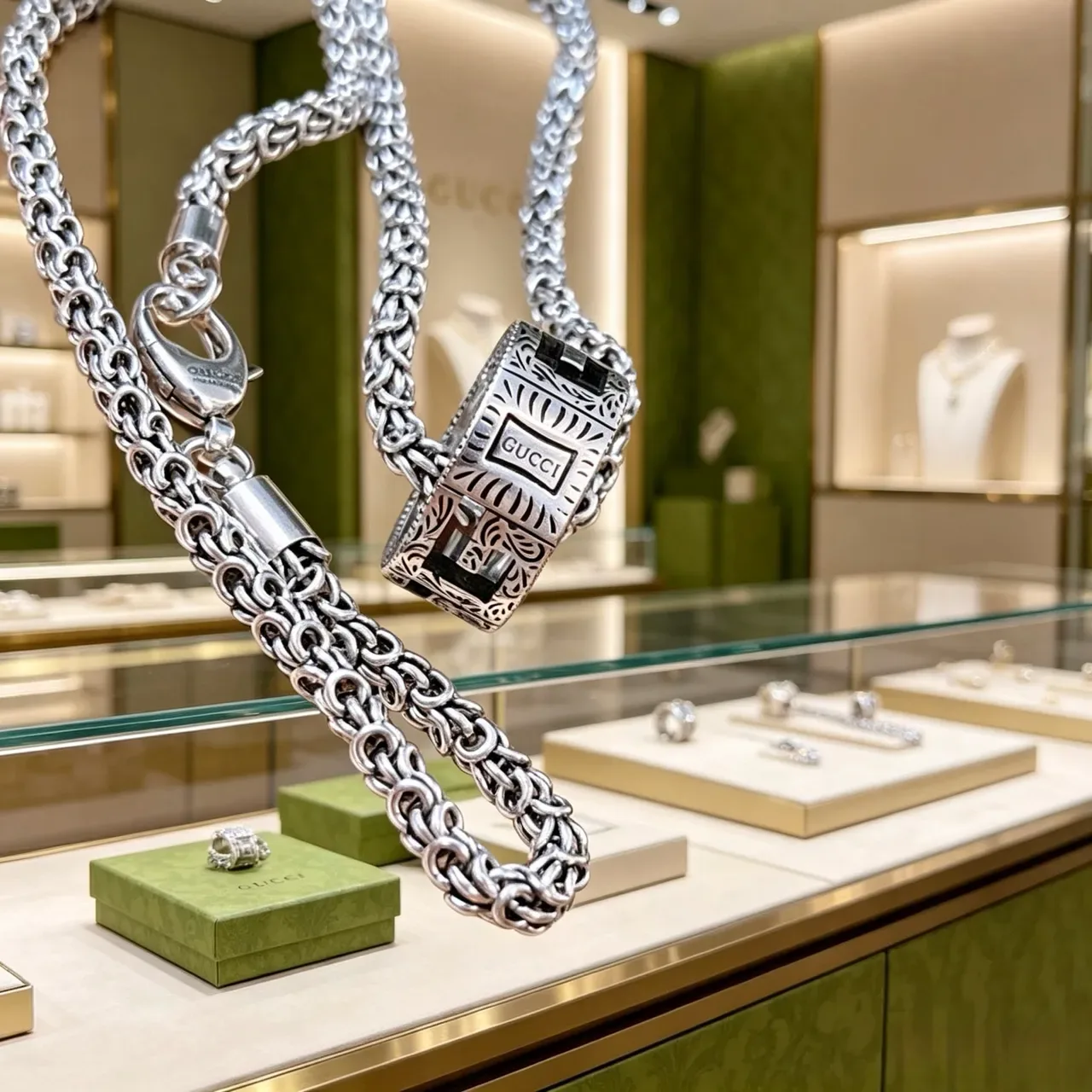 Gucci Silver Green Byzantine-Link Chain Rectangular Engraved Pendant Necklace 6