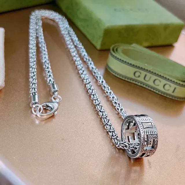 Gucci Silver Green Byzantine-Link Chain Rectangular Engraved Pendant Necklace 9