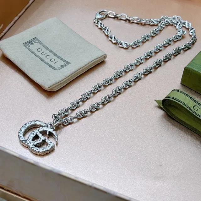 Gucci Silver Green Interlocking Double-G Pendant Rope-Textured Metalwork Necklace 2