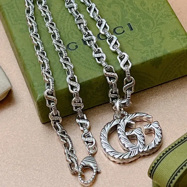 Gucci Silver Green Interlocking Double-G Pendant Rope-Textured Metalwork Necklace 6