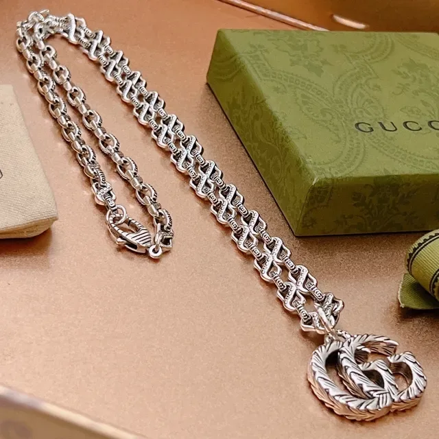 Gucci Silver Green Interlocking Double-G Pendant Rope-Textured Metalwork Necklace 7