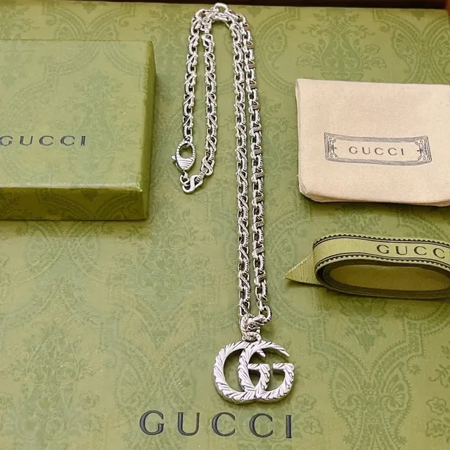 Gucci Silver Green Interlocking Double-G Pendant Rope-Textured Metalwork Necklace 9