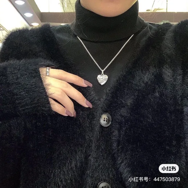 Collier Gucci Argent Forme de Cœur Gravé Motif Floral et Abeille 2