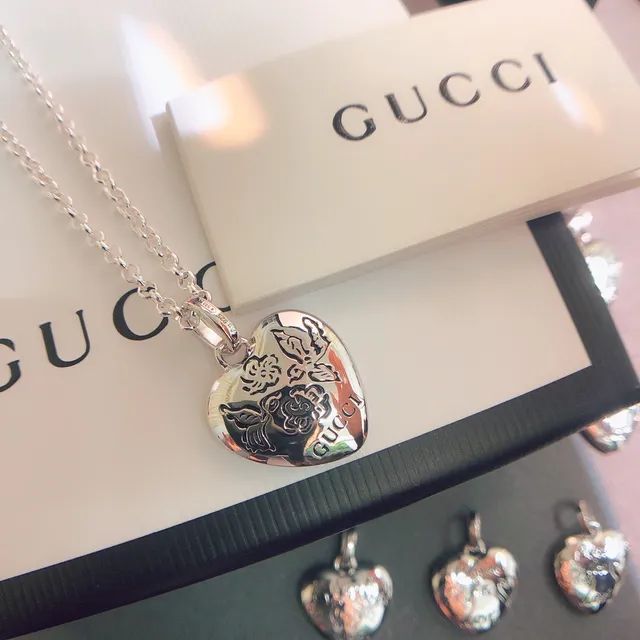 Collier Gucci Argent Forme de Cœur Gravé Motif Floral et Abeille 3