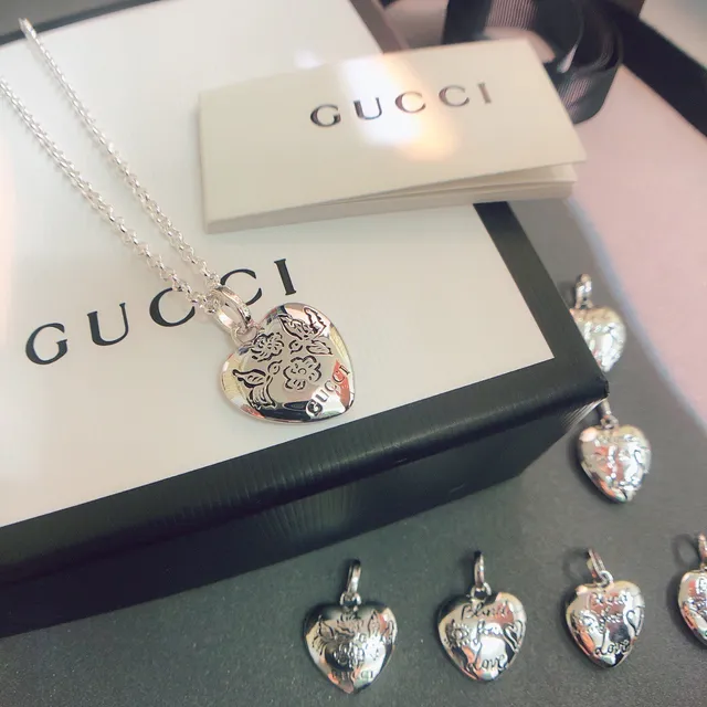 Collier Gucci Argent Forme de Cœur Gravé Motif Floral et Abeille 4