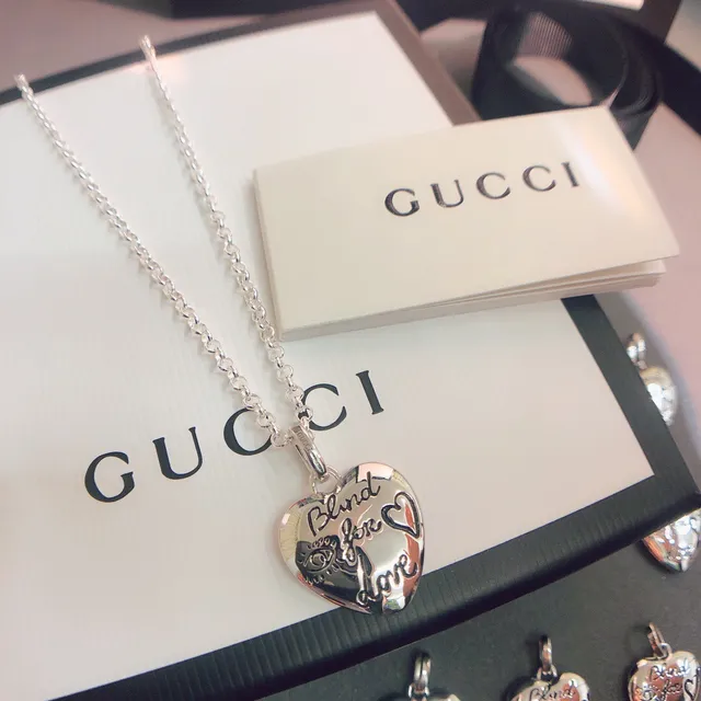 Collier Gucci Argent Forme de Cœur Gravé Motif Floral et Abeille 5