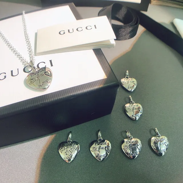 Collier Gucci Argent Forme de Cœur Gravé Motif Floral et Abeille 6