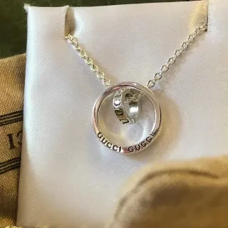 Gucci فضي حلقان متشابكان Pendant منحوت بعلامة تجارية قلادة