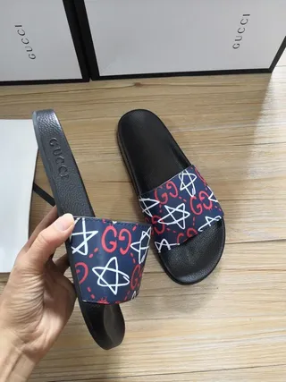 Gucci Slide काली और नेवी GG Star Print चप्पल 2
