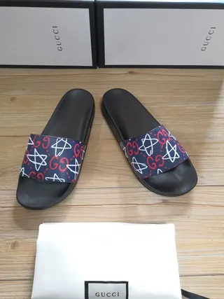Gucci Slide काली और नेवी GG Star Print चप्पल 4