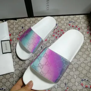 गुच्चि स्लाइड इरिडेसेंट GG मोनोग्राम सफेद स्लिपर्स