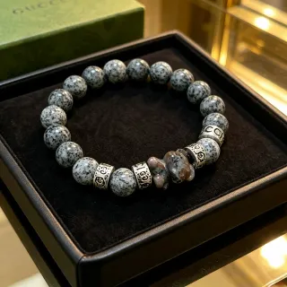 Gucci Pulsera de cuentas de piedra moteada y tono plateado grabado