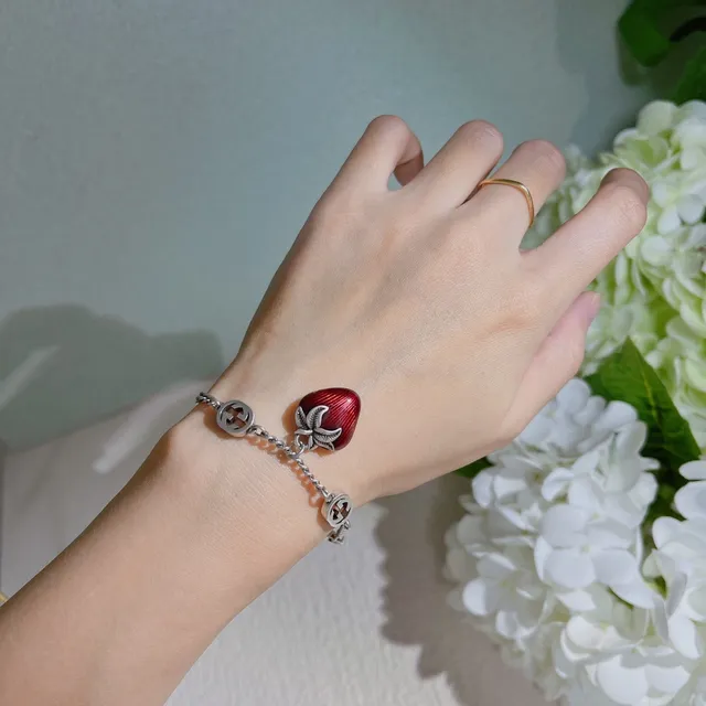 Gucci Charme Fraise Argent Chaîne Rouge à Maillons Charms G Entrelacés Bracelet 8
