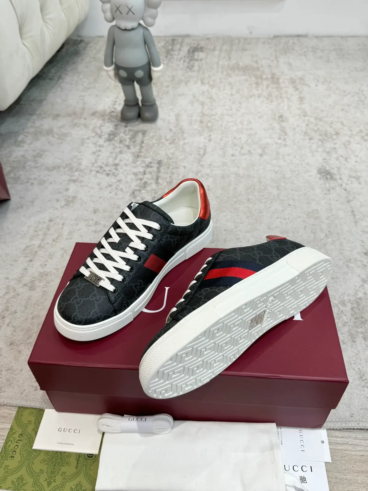 Gucci Tennis 1977 Noir et Rouge Rayures Web Sneakers Lifestyle 2