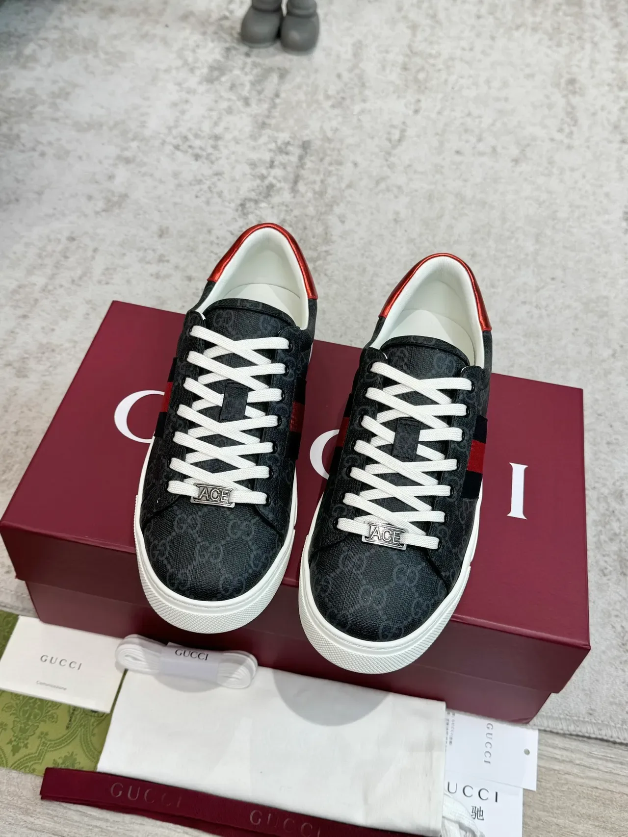 Gucci Tennis 1977 Noir et Rouge Rayures Web Sneakers Lifestyle 5