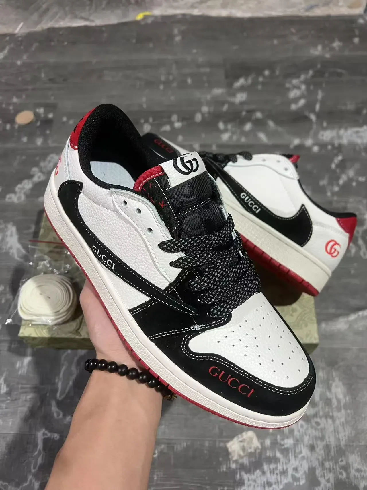 Gucci White Black Low-Top Leather-Suede Panelled Lifestyle Sneakers 2