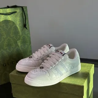 Gucci حذاء رياضي أبيض مرصع ببلورات كريستالية بشريط معدني