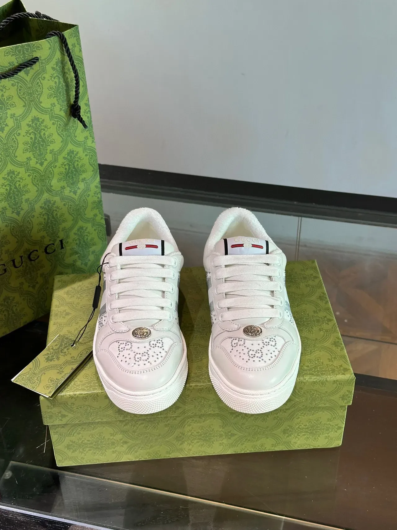 Gucci Sneakers Lifestyle Blancs avec Rayures Métalliques Studded de Cristal 2