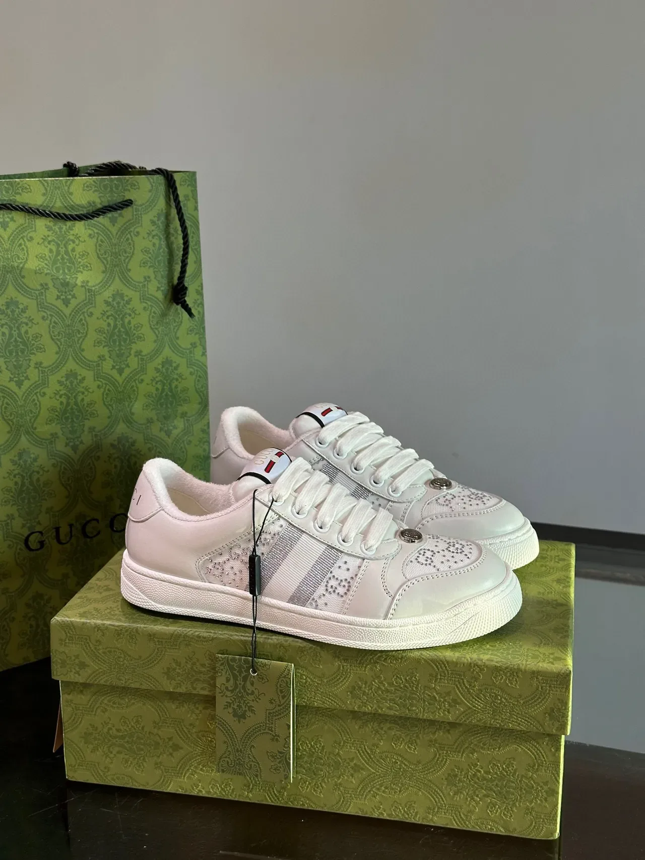 Gucci Sneakers Lifestyle Blancs avec Rayures Métalliques Studded de Cristal 3