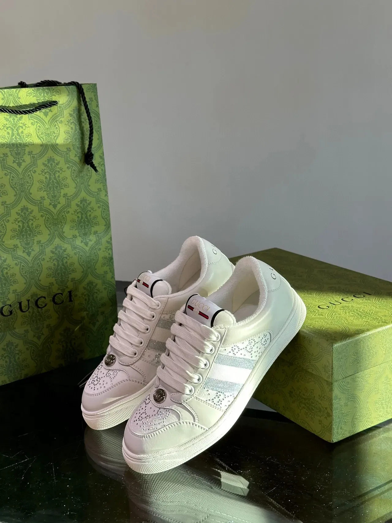 Gucci Sneakers Lifestyle Blancs avec Rayures Métalliques Studded de Cristal 4