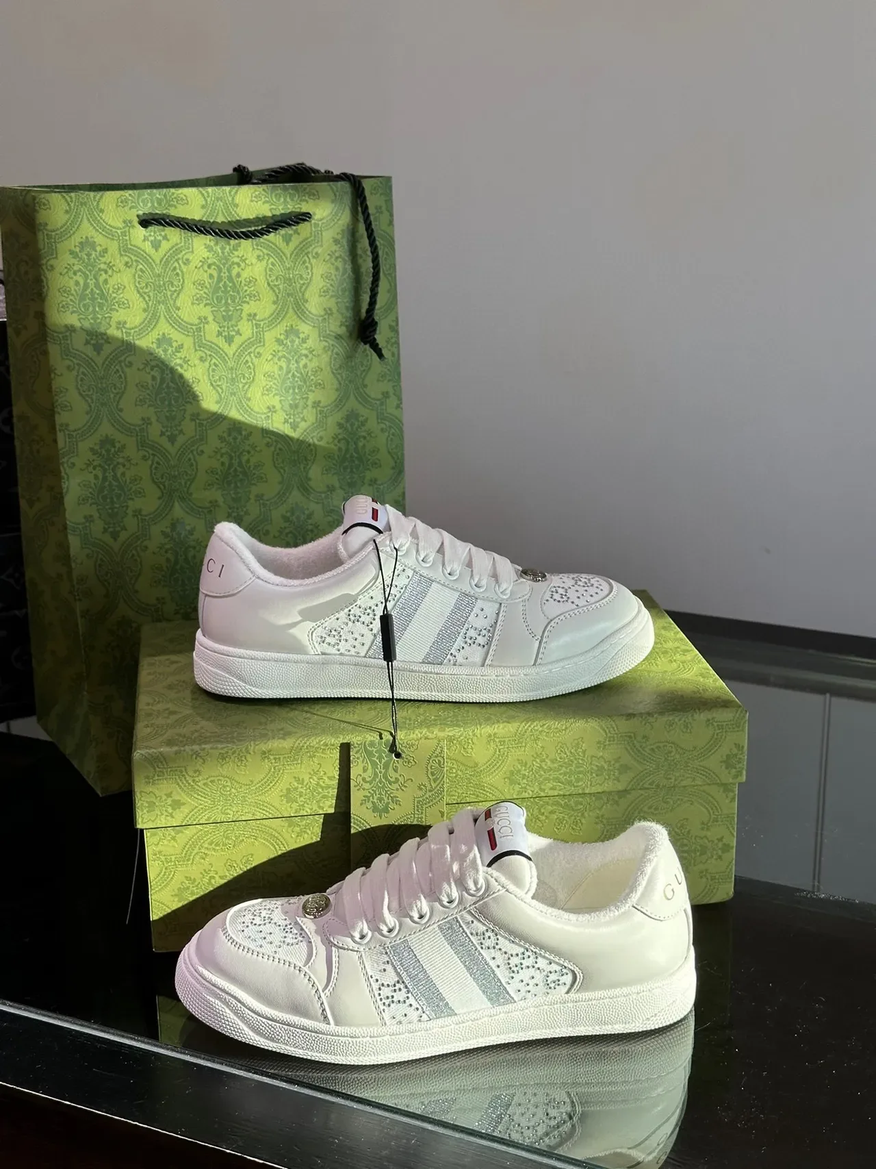 Gucci Sneakers Lifestyle Blancs avec Rayures Métalliques Studded de Cristal 5