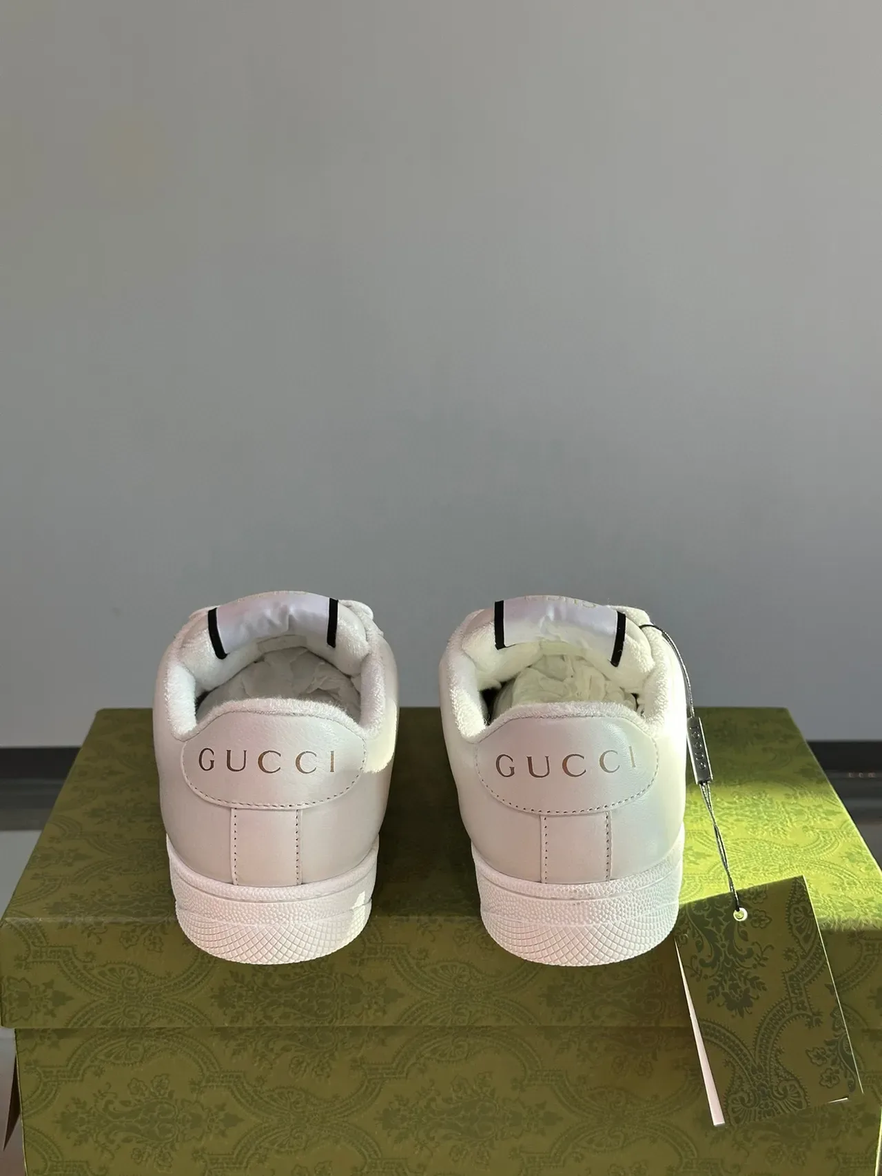 Gucci Sneakers Lifestyle Blancs avec Rayures Métalliques Studded de Cristal 6
