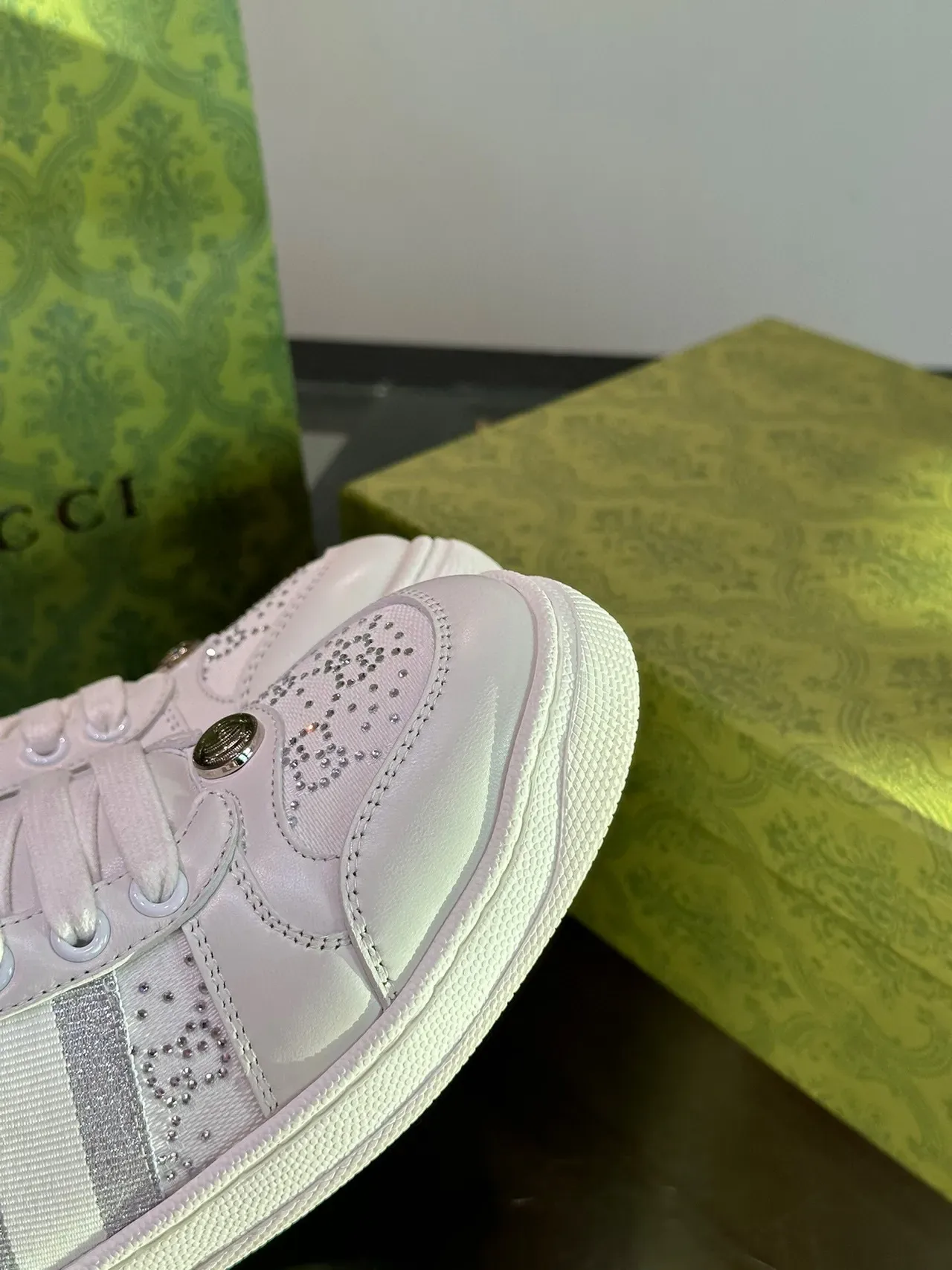 Gucci Sneakers Lifestyle Blancs avec Rayures Métalliques Studded de Cristal 8