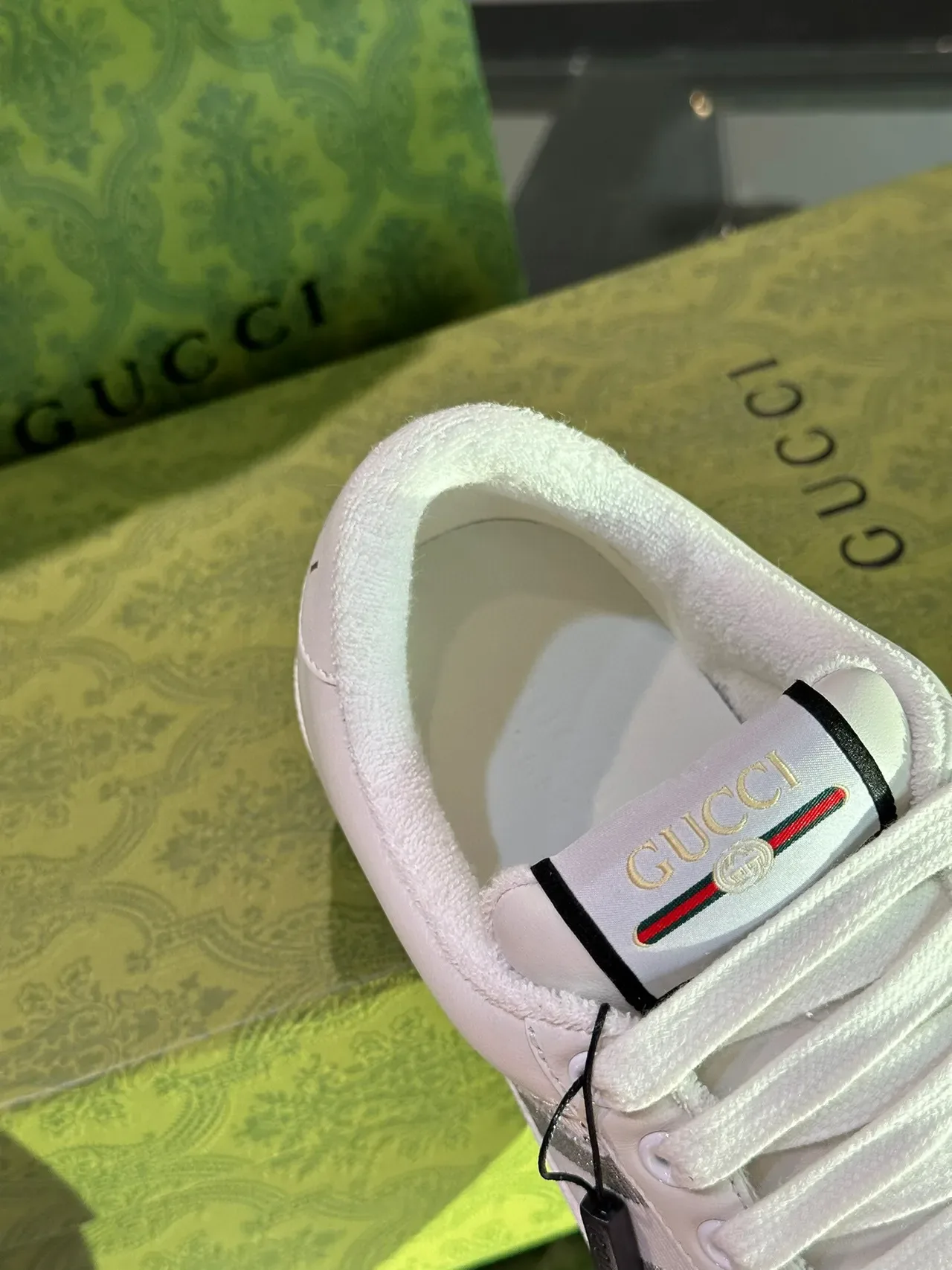 Gucci Sneakers Lifestyle Blancs avec Rayures Métalliques Studded de Cristal 9