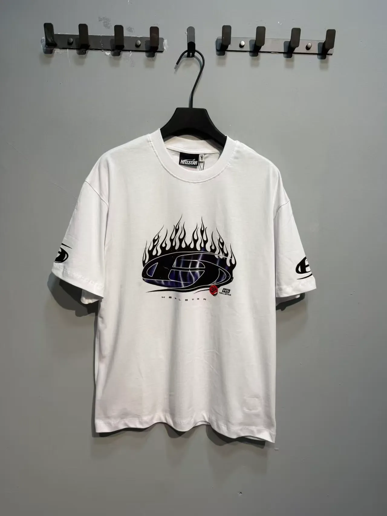 Camiseta branca Hellstar com estampa gráfica de logo de chama 5
