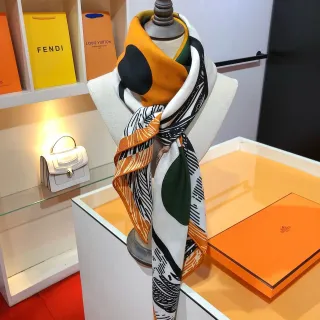 Hermès 抽象图形印花橙色白色黑色绿色丝绸围巾