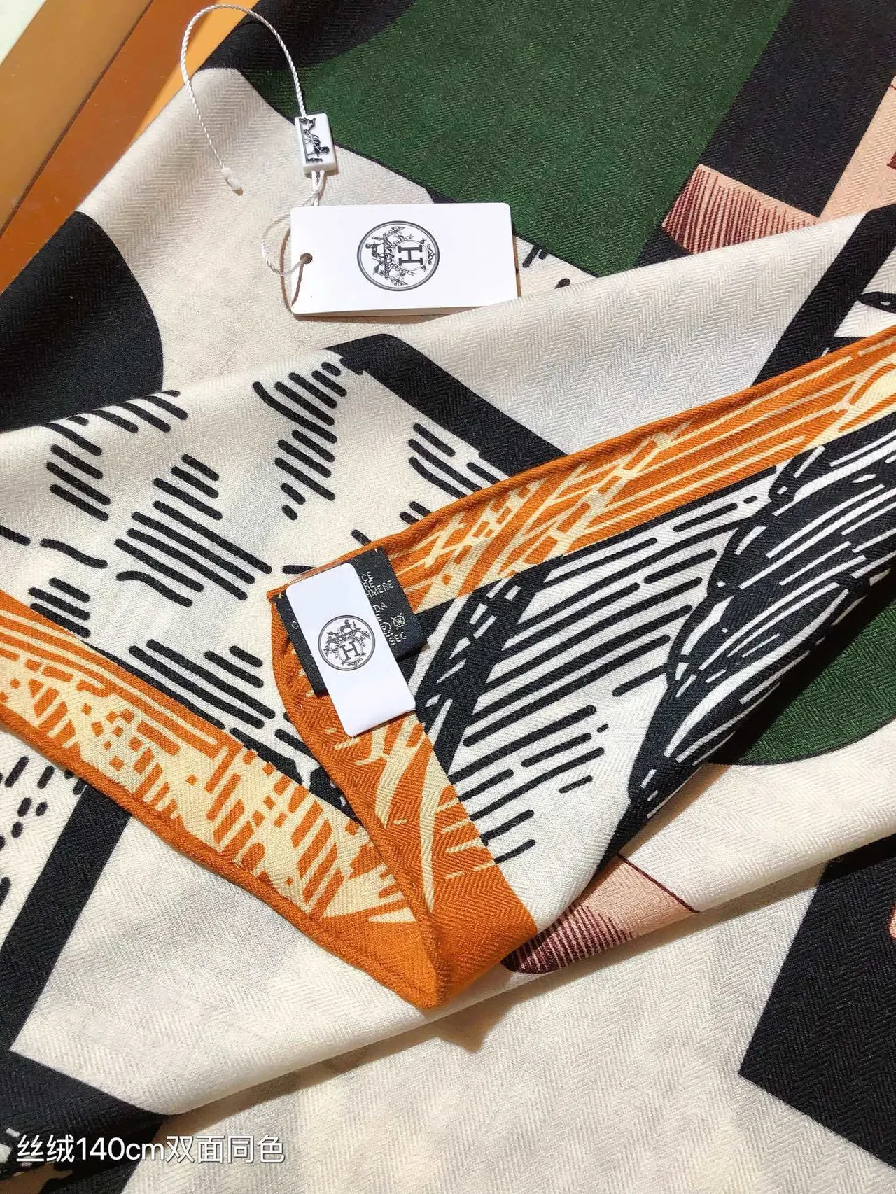 Hermès طباعة جرافيكية تجريدية برتقالي أبيض أسود أخضر وشاح حرير 8