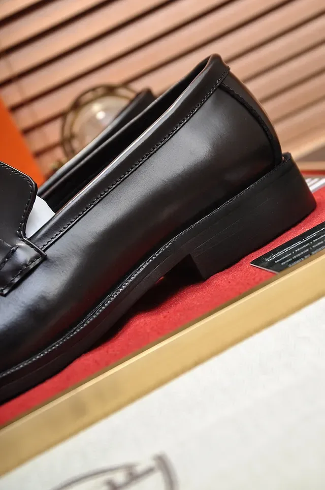 Hermès حذاء لوفر جلد أسود وذهبي مصقول مع حزام معدني وإبزيم H 2
