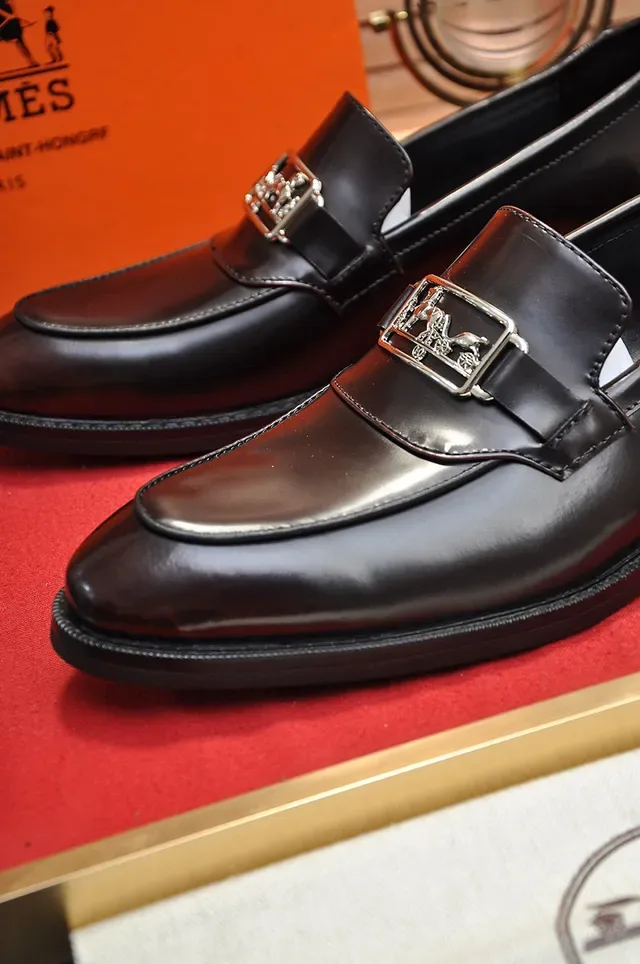 Hermès حذاء لوفر جلد أسود وذهبي مصقول مع حزام معدني وإبزيم H 3