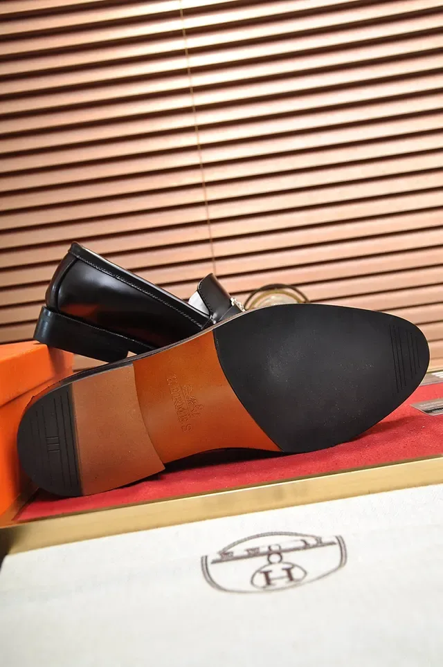 Hermès حذاء لوفر جلد أسود وذهبي مصقول مع حزام معدني وإبزيم H 4