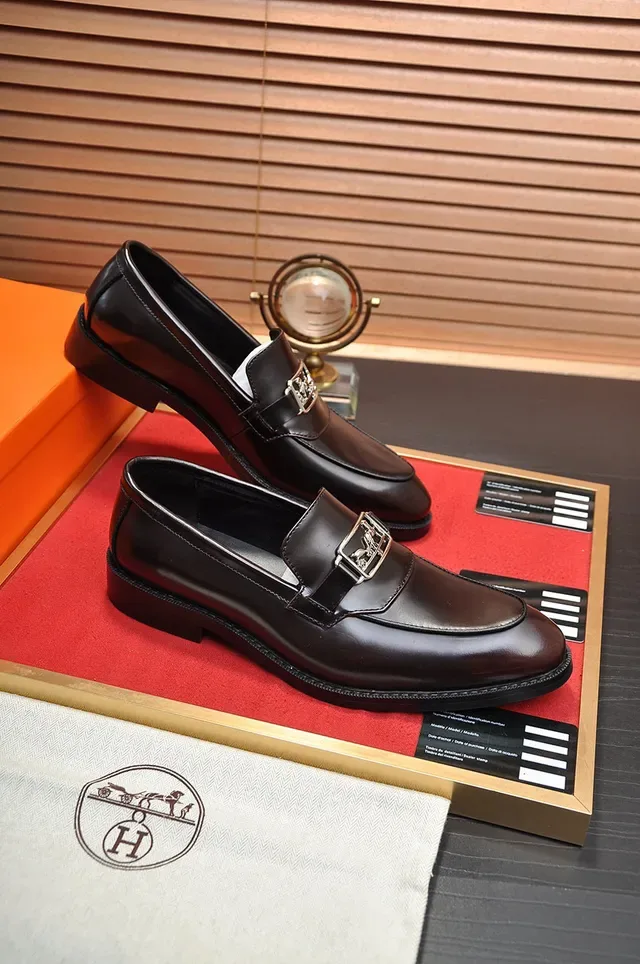 Hermès حذاء لوفر جلد أسود وذهبي مصقول مع حزام معدني وإبزيم H 5