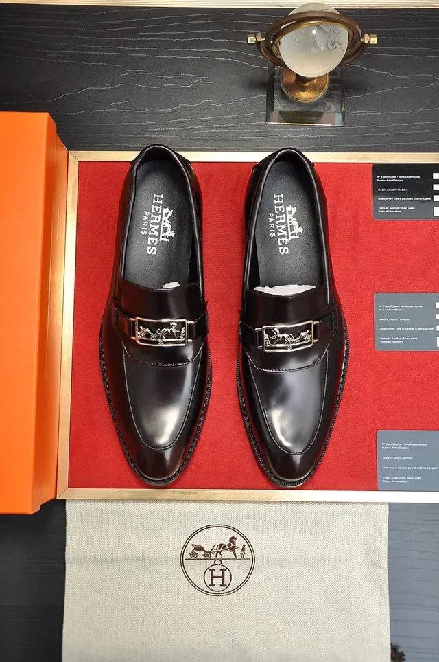 Hermès حذاء لوفر جلد أسود وذهبي مصقول مع حزام معدني وإبزيم H 9