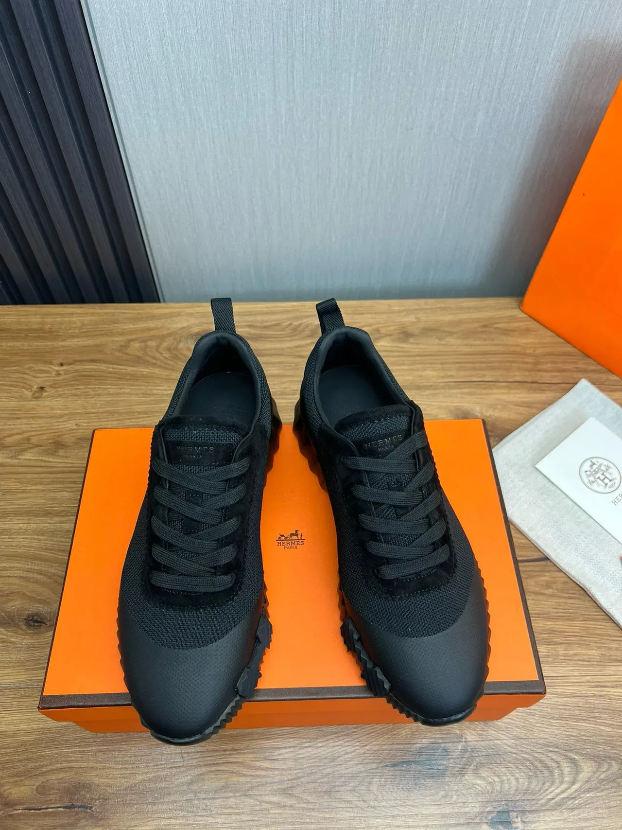 Hermès Sneakers lifestyle à tige mesh-suede hybride noire, semelle de caoutchouc sculptée avec reliefs 2