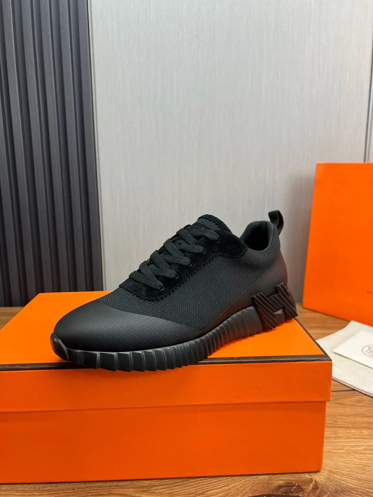 Hermès Sneakers lifestyle à tige mesh-suede hybride noire, semelle de caoutchouc sculptée avec reliefs 3