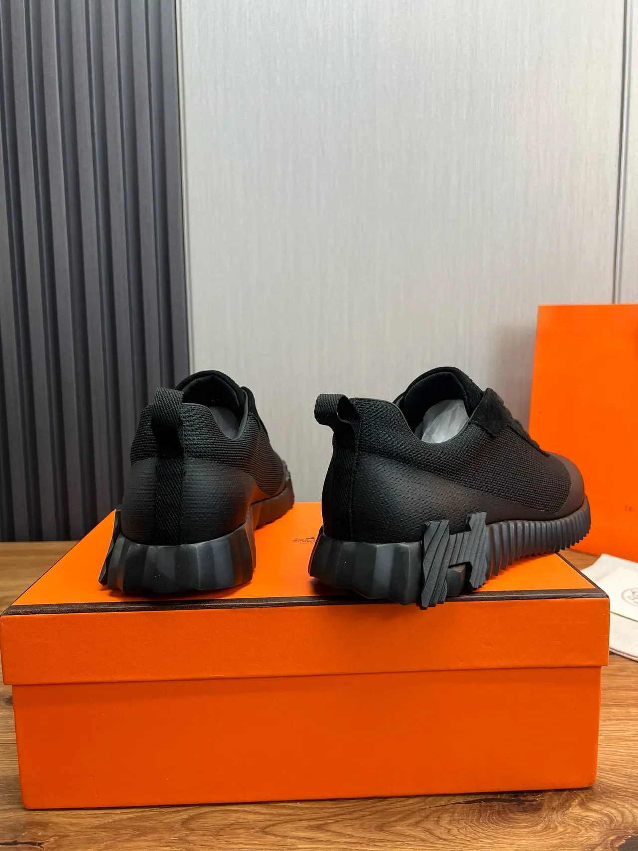 Hermès Sneakers lifestyle à tige mesh-suede hybride noire, semelle de caoutchouc sculptée avec reliefs 4