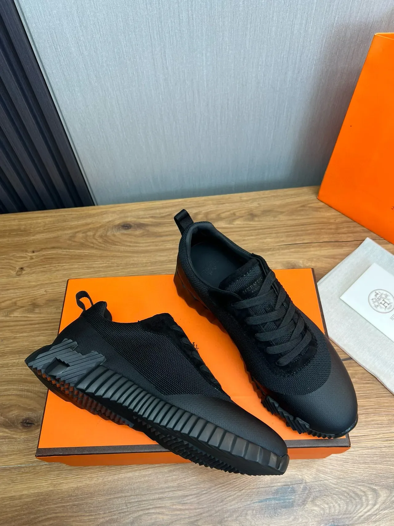 Hermès Sneakers lifestyle à tige mesh-suede hybride noire, semelle de caoutchouc sculptée avec reliefs 5