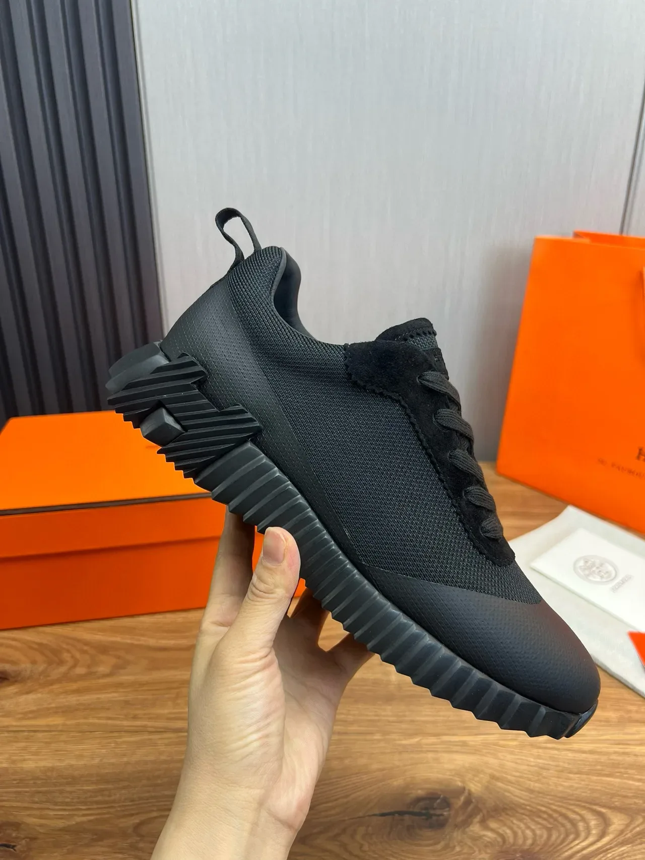 Hermès Sneakers lifestyle à tige mesh-suede hybride noire, semelle de caoutchouc sculptée avec reliefs 6