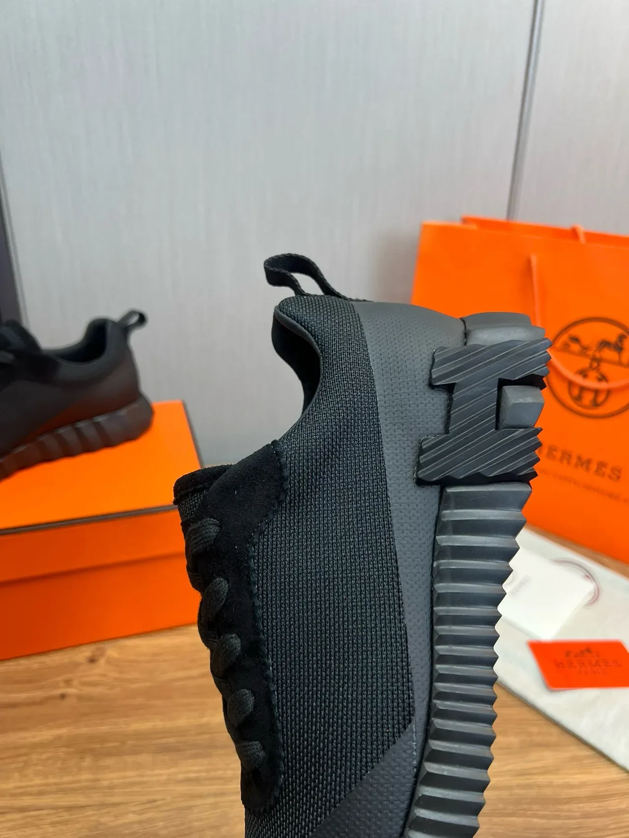 Hermès Sneakers lifestyle à tige mesh-suede hybride noire, semelle de caoutchouc sculptée avec reliefs 7